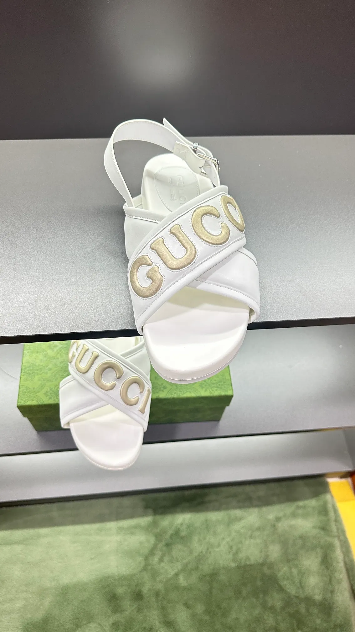 [G Family Couple Style] P: 320💰Female size 36~40 Men's size 39~45, (46. Custom-made GG slippers for men and women. This slipper is made of GG polyester fiber and is decorated with a Gucci label on the front, which adds a striking logo feel to the style. Beige GG recycled polyester fiber, same size for men and women, leather trim